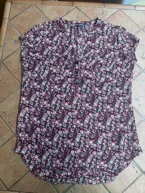 Soho New York & Company Women's Floral Print Short Sleeve Button V-Neck Blouse S